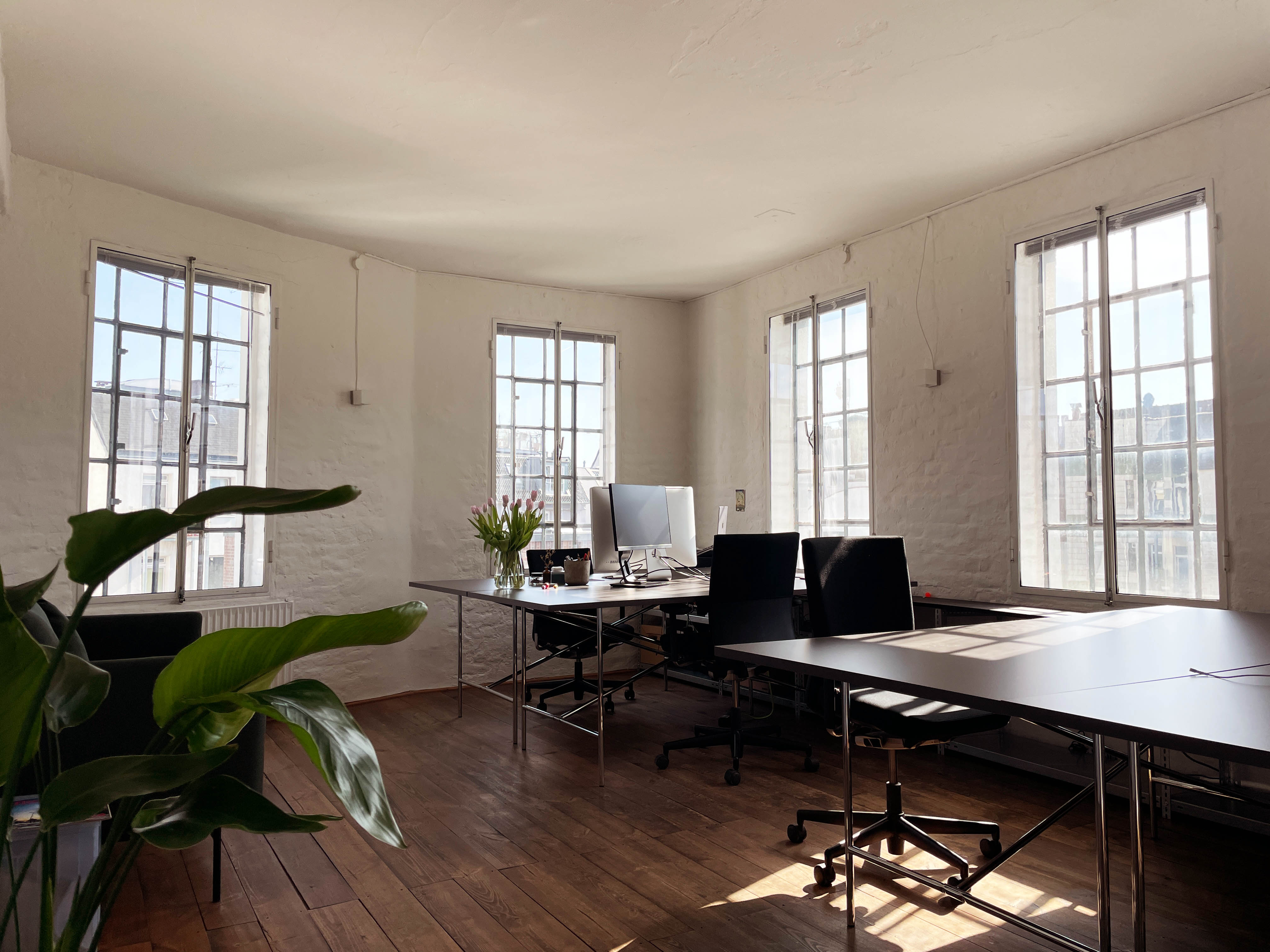Schreibtischplatz / Arbeitsplatz / Büroplatz in hellem Loft - 